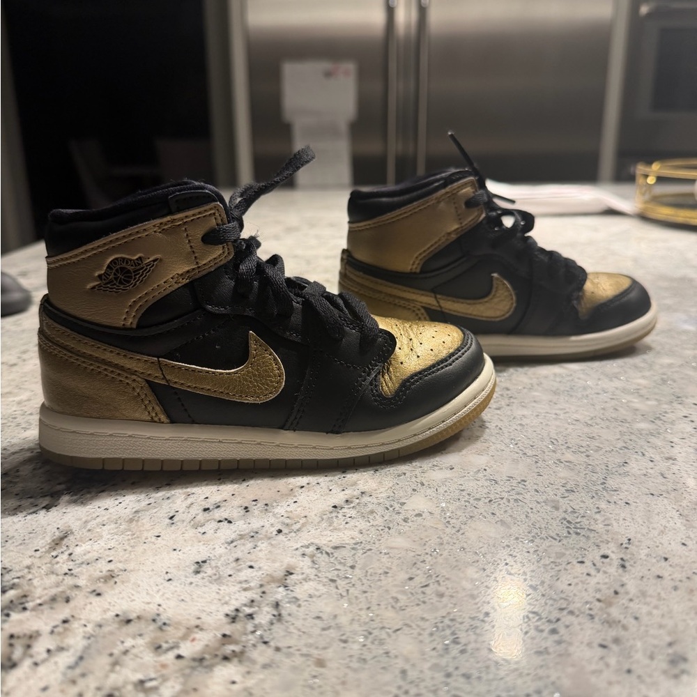 KIDS JORDAN AIR JORDAN 1 RETRO HIGH OG ‘BLACK AND GOLD’ TODDLER